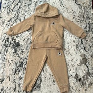 Jordan sweatsuit set 3T